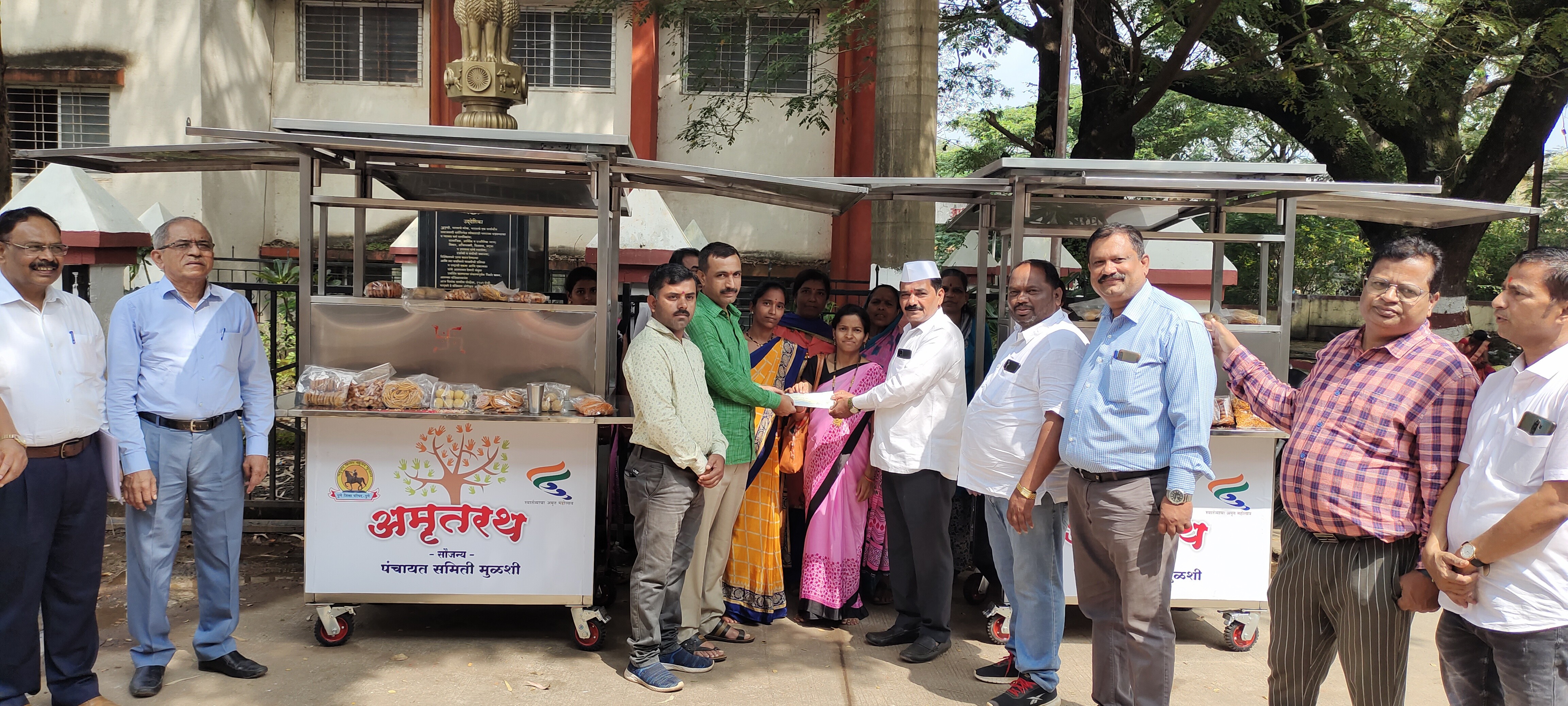 बचत गटाच्या माध्यमातून महिलांनी तयार केलेला फराळ विक्रीसाठी उपलब्ध