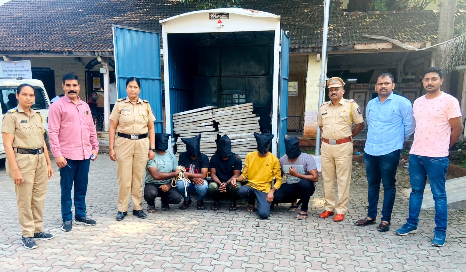 बांधकामाच्या सेंट्रींग प्लेट चोरून विकणारी टोळी पौड पोलिसांकडून गजाआड