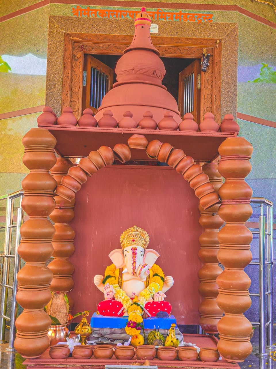 श्रीमंत कासारपाटील मित्र मंडळाने मातीच्या वस्तुपासुन साकारले मखर.