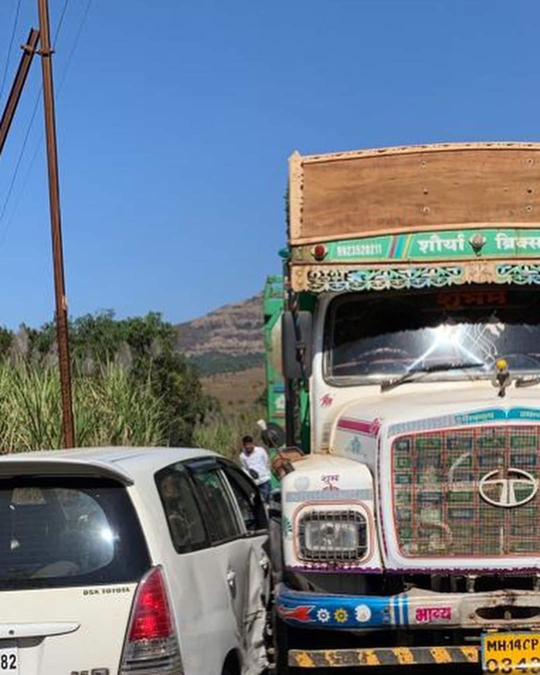 अभिनेञी किशोरी शहाणे वीज यांच्या गाडीला अपघात