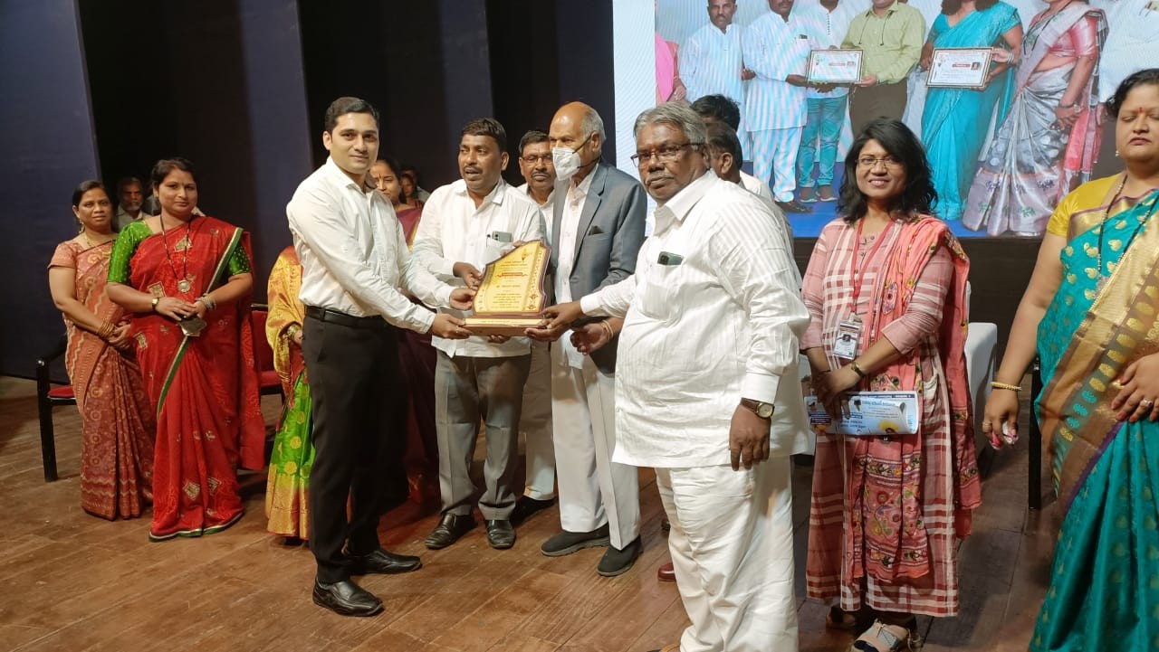 पौड येथील डाँ. विशाल जाधव आणि कोळवण येथील डाँ. महेश देसाई यांचा मानवरत्न पुरस्काराने सन्मान