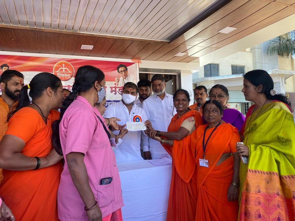 आबासाहेब शेळके मित्र मंडळाच्या वतीने मुळशी तालुक्यातील आशा सेविकांच्या बचत गटाला १ लाख ३२ हजार रुपयांची मदत