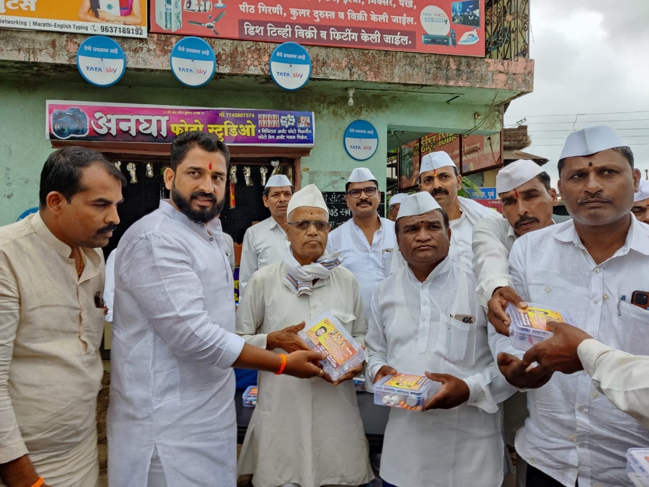 मुळशी तालुका शिवसेनेच्या वतीने वारकरी बांधवांना २५० औषध किट व फराळ वाटप