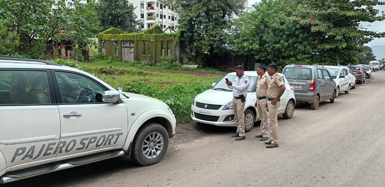 वाहतुकीस अडथळा ठरणाऱ्या वाहनांवर पौडमध्ये कारवाई