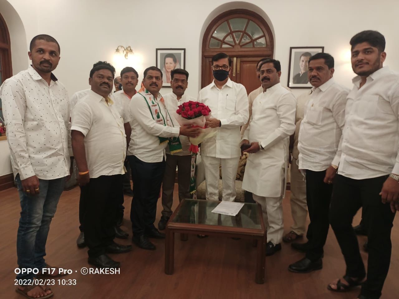 पिरंगूटचे माजी सरपंच मोहन गोळे व विकास सोसायटीचे चेअरमन राजूशेठ पवळे यांचा काँग्रेसमध्ये प्रवेश