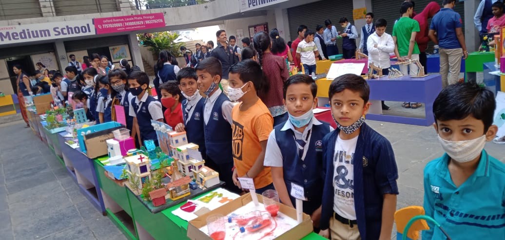 पेरिविंकल इंग्लिश मिडीयम स्कूलमध्ये विज्ञान दिनानिमित्त विद्यार्थ्यानी केले ५०० पेक्षा जास्त प्रकल्प सादर
