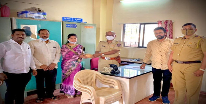 कोंढावळेच्या पोलिस पाटील राणी कंधारेंचा सत्कार