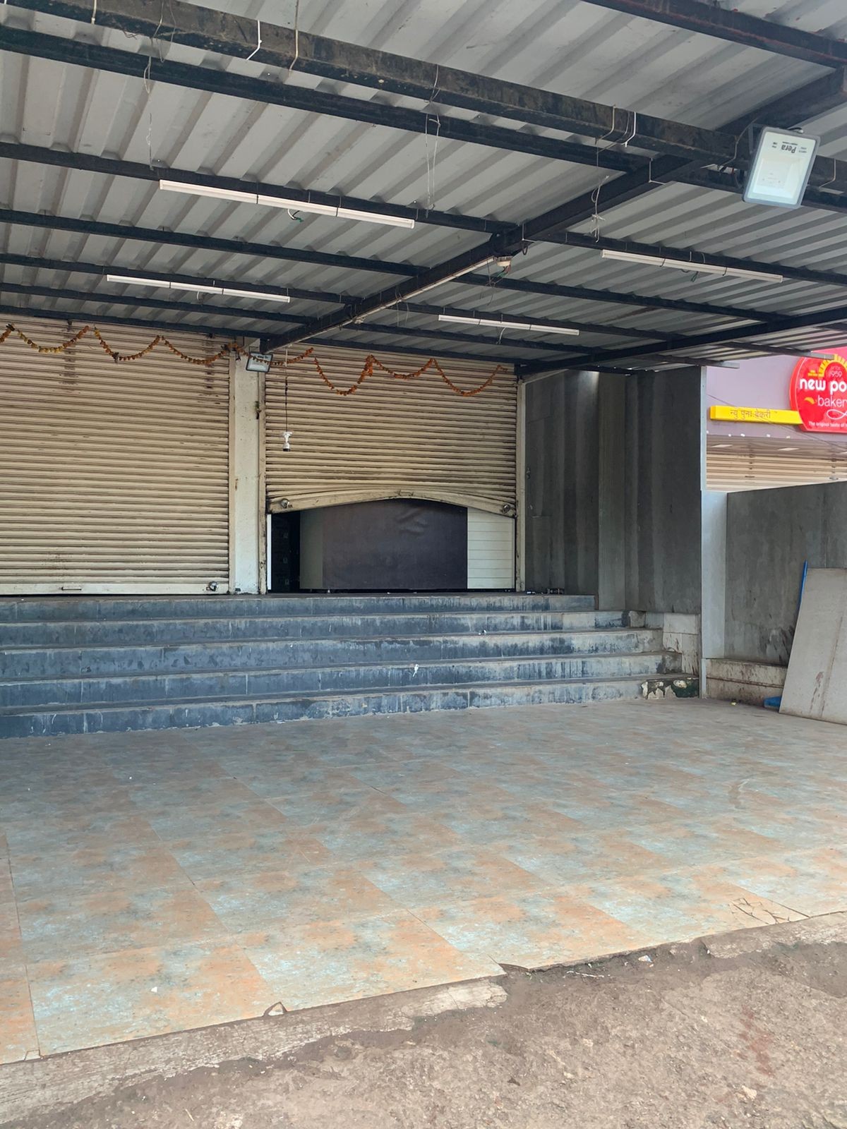 भुकूम येथील दिपक वाईन्सचे शटर उचकटून चोरी.